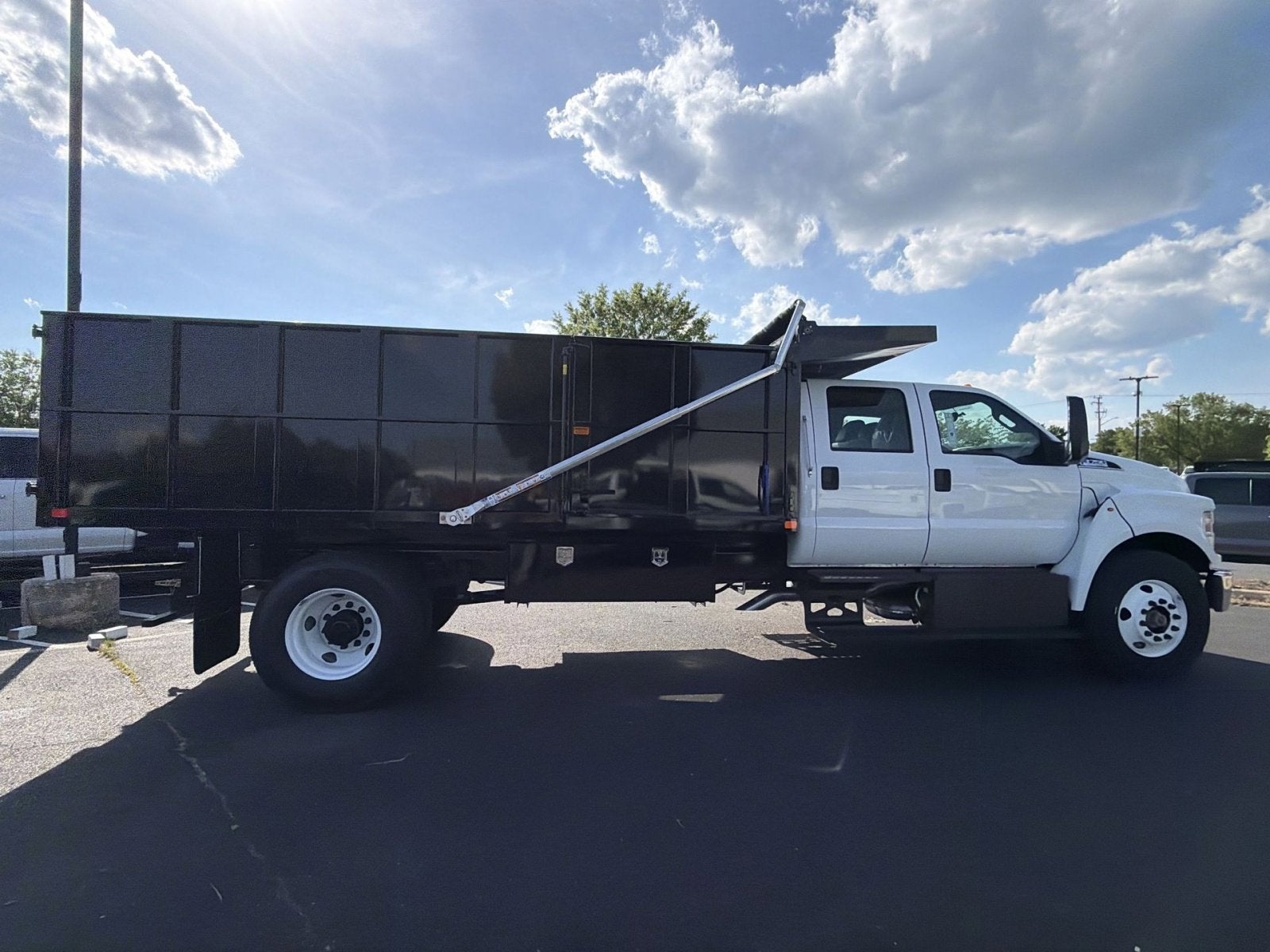 2027 Ford F-750SD Landscape Dump Base