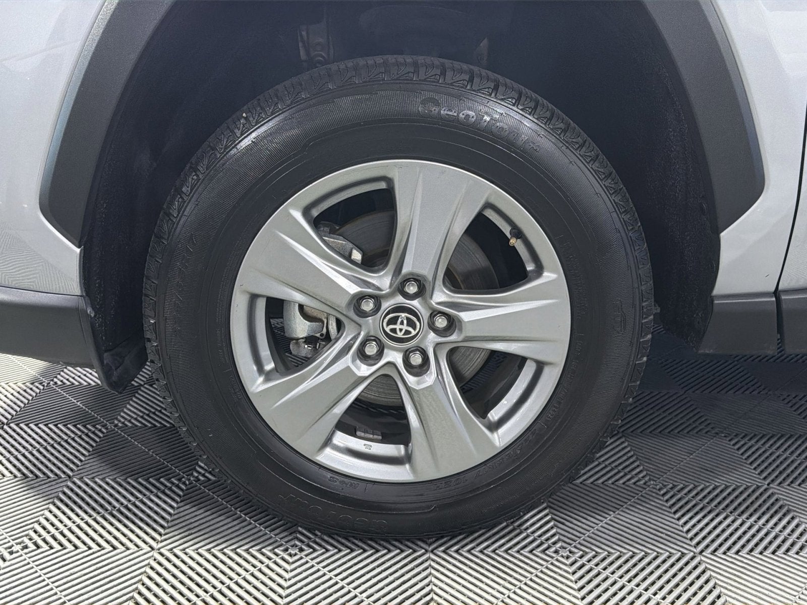 2024 Toyota RAV4 XLE - Photo 16