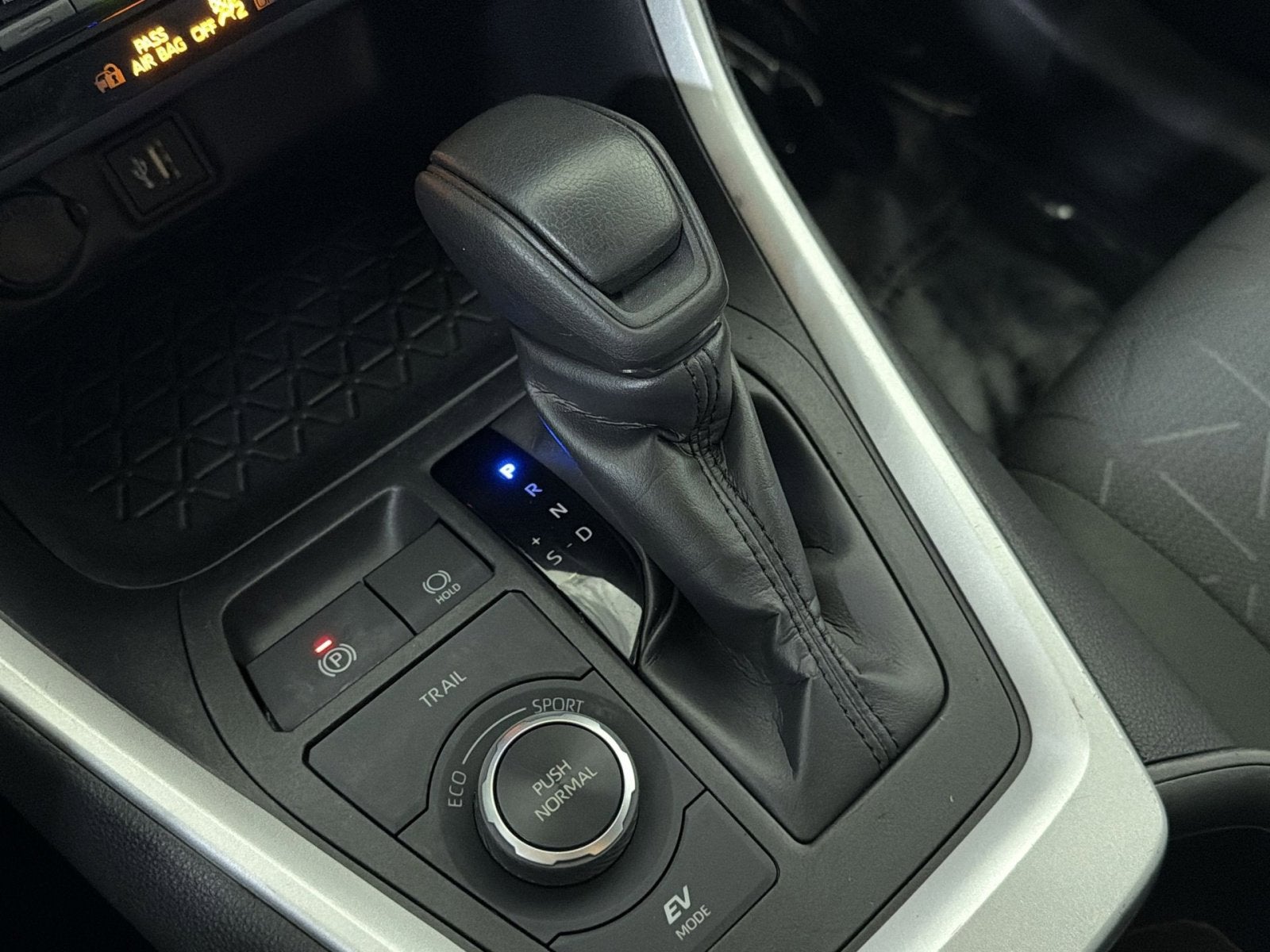 2024 Toyota RAV4 XLE - Photo 23