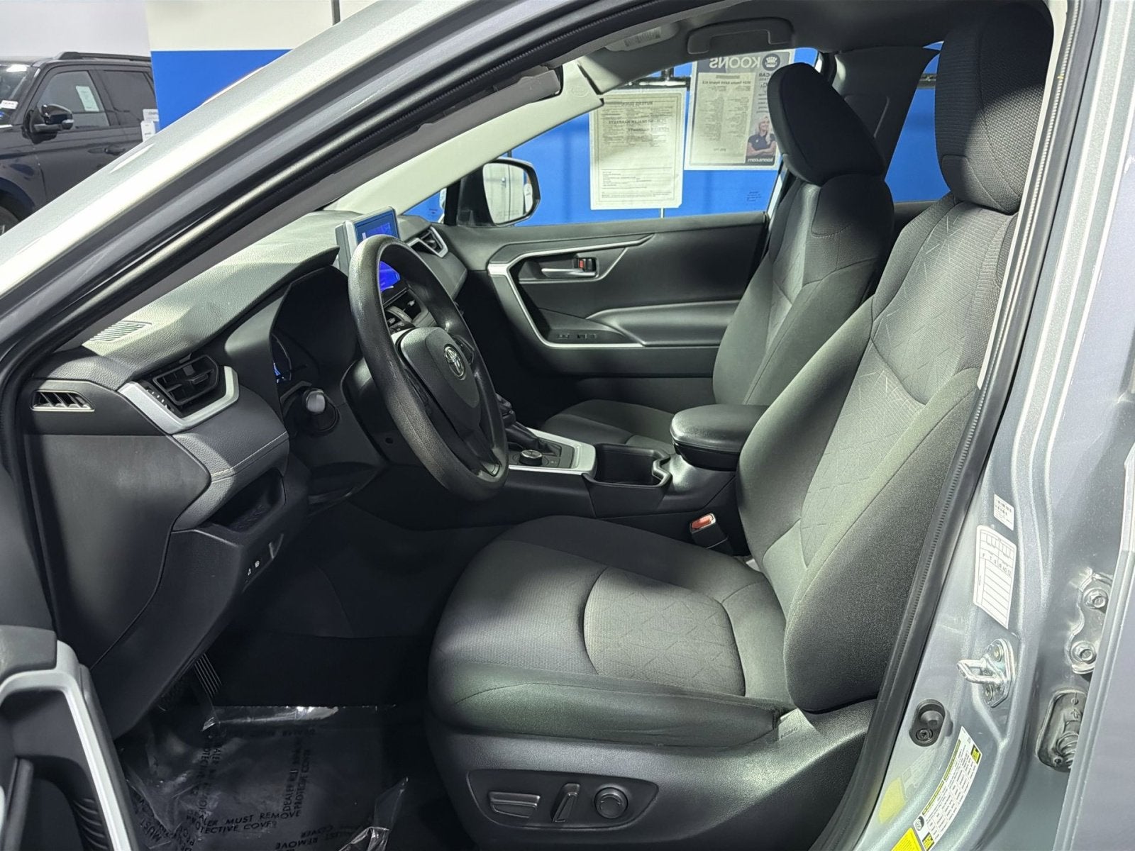 2024 Toyota RAV4 XLE - Photo 24