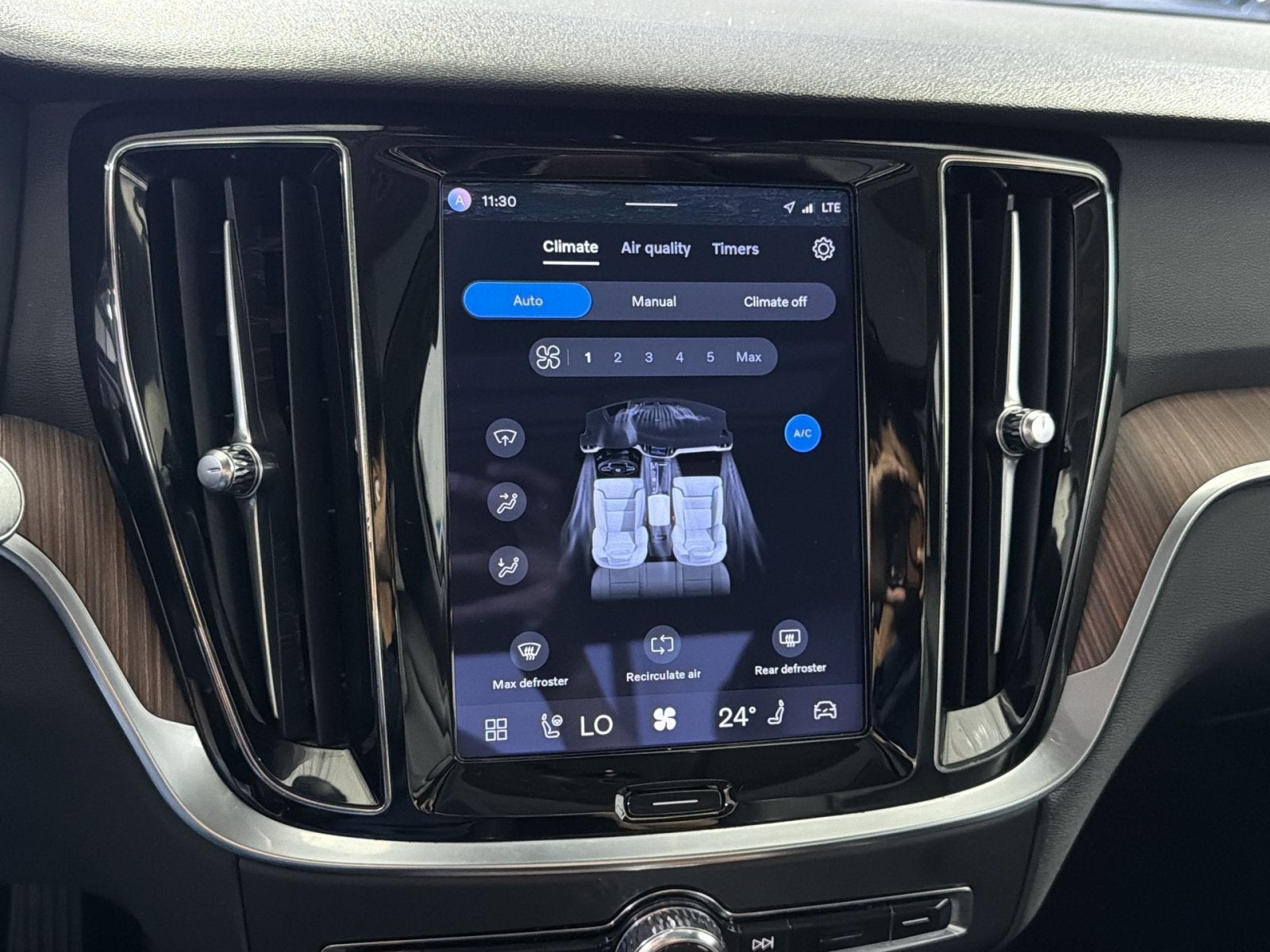 2024 Volvo S60 B5 Plus Dark Theme